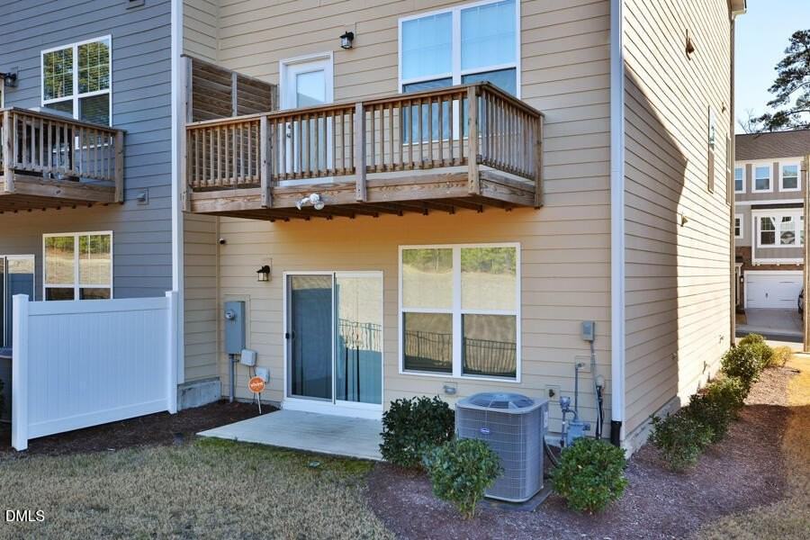 1043 Manorhaven Dr - Photo 3 of 33