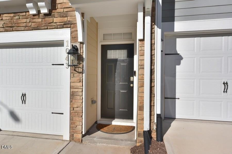 1043 Manorhaven Dr - Photo 4 of 33