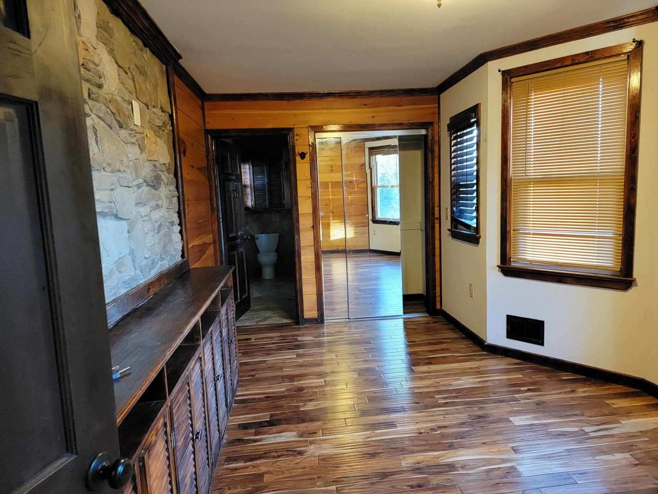 906 Center St - Photo 3 of 11