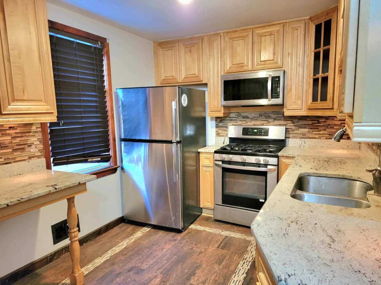 906 Center St - Photo 5 of 11