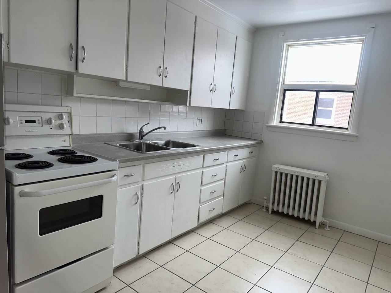 2128 Harris Crescent - Photo 3 of 8