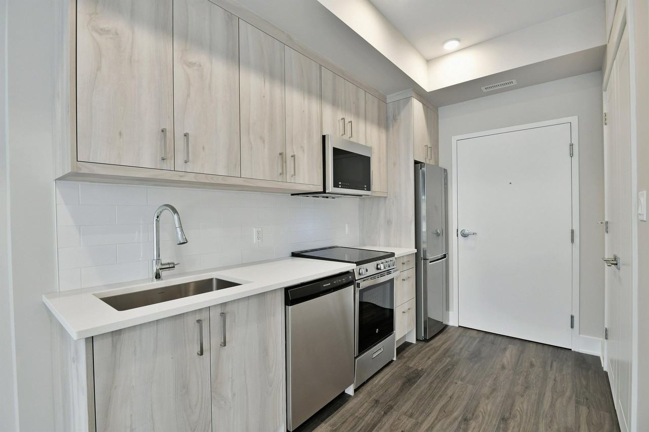 16 Champagne Avenue South - Photo 3 of 15