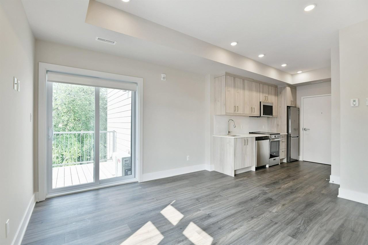 16 Champagne Avenue South - Photo 4 of 15