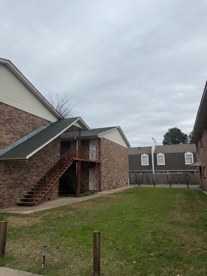 West Rock Gardens Apartments - Photo 3 of 4