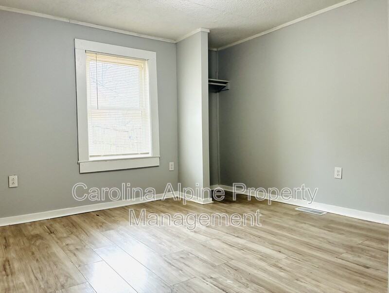 111 W Robinson St - Photo 6 of 17