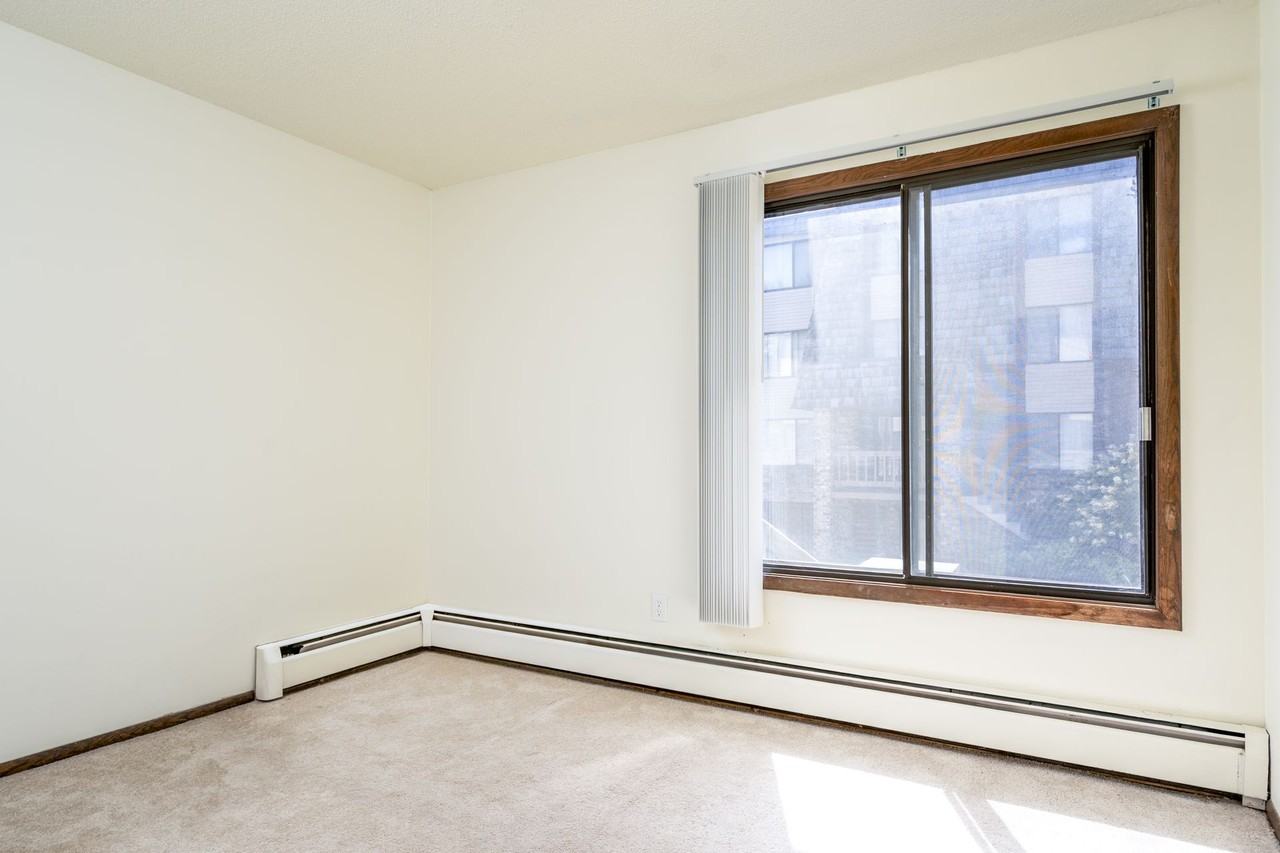 Xerxes Manor Apartments - Photo 5 of 22