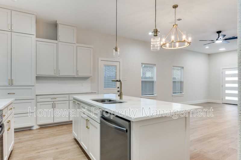 827 Stamps Ave - Photo 4 of 12