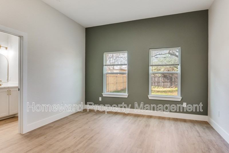 827 Stamps Ave - Photo 6 of 12