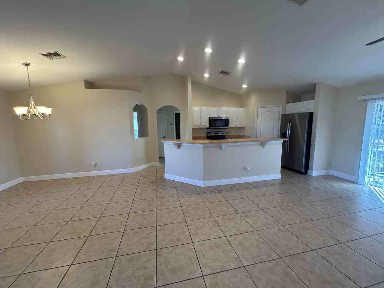 1900 Kismet Pkwy W - Photo 3 of 19