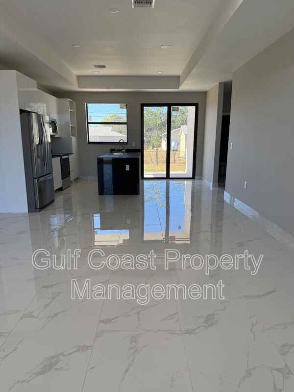 1914 Ne 18th Ave - Photo 5 of 25