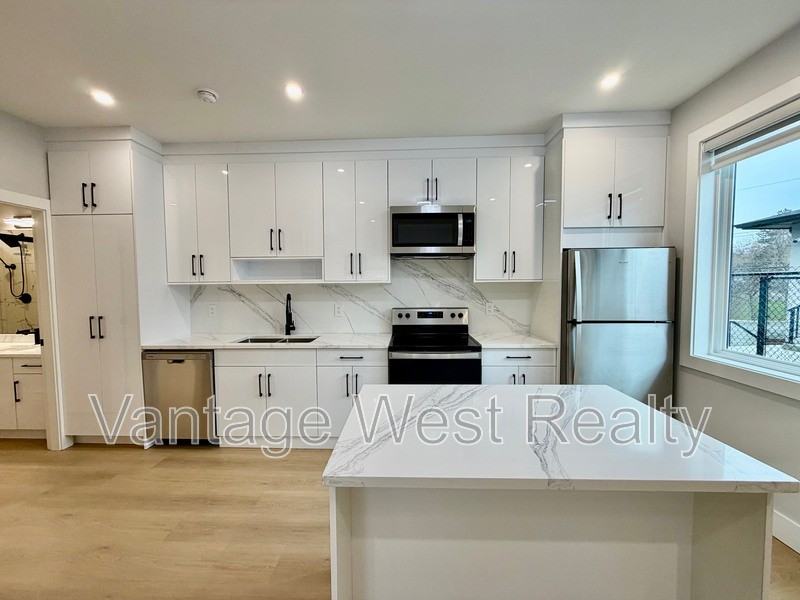 1671 Highland Dr N - Photo 2 of 20