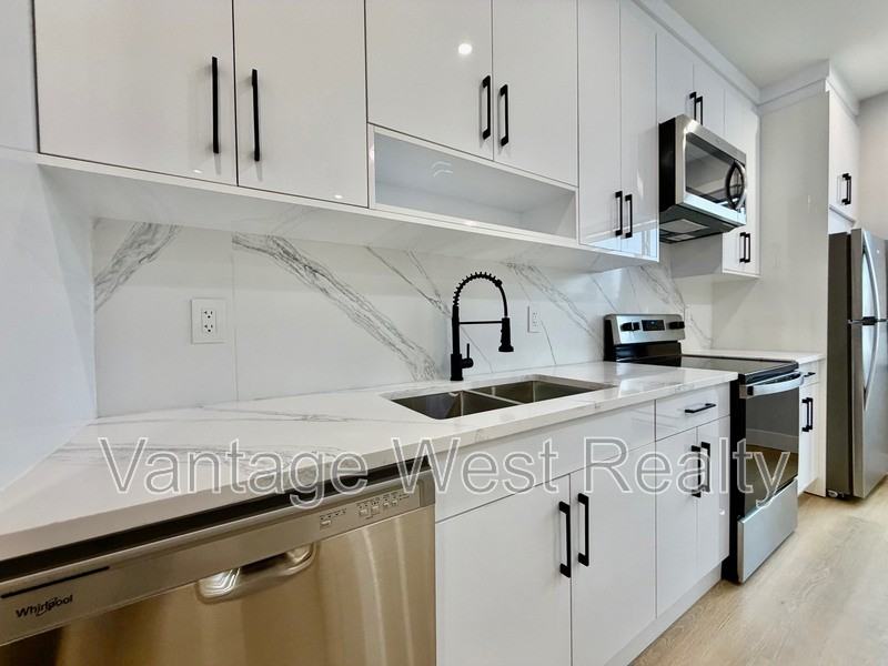 1671 Highland Dr N - Photo 3 of 20