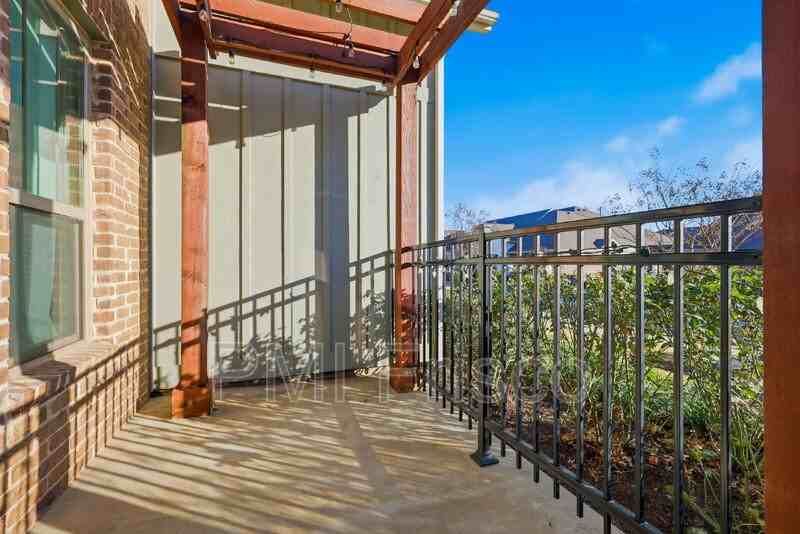 1044 3rd St - Photo 6 of 27