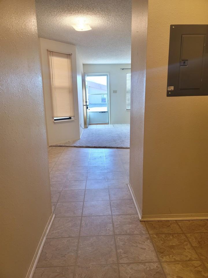 2406 1/2 N. Grand B - Photo 5 of 15