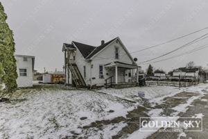 featured image of 421 W 9th St