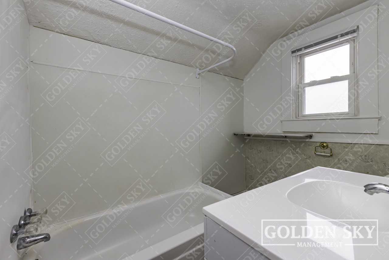 421 West 9th Street - Photo 2 of 7