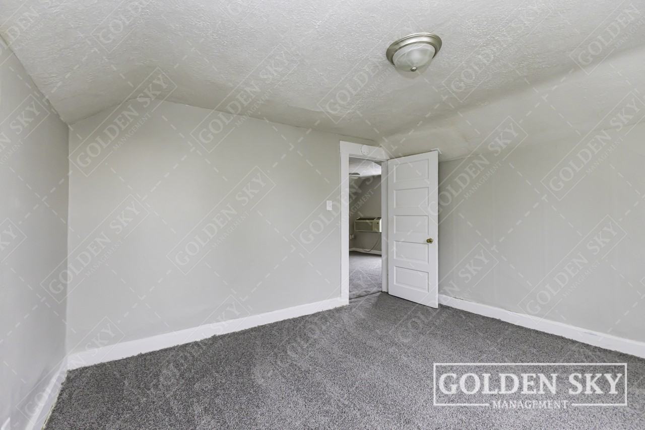 421 West 9th Street - Photo 3 of 7