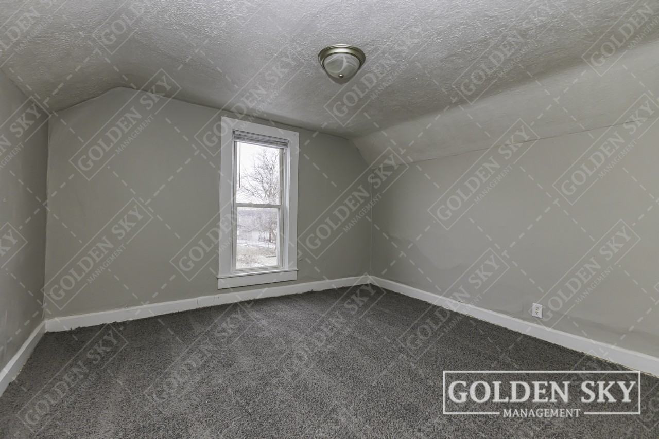 421 West 9th Street - Photo 4 of 7