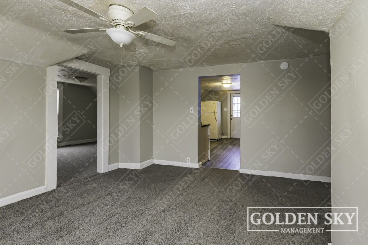 421 West 9th Street - Photo 5 of 7