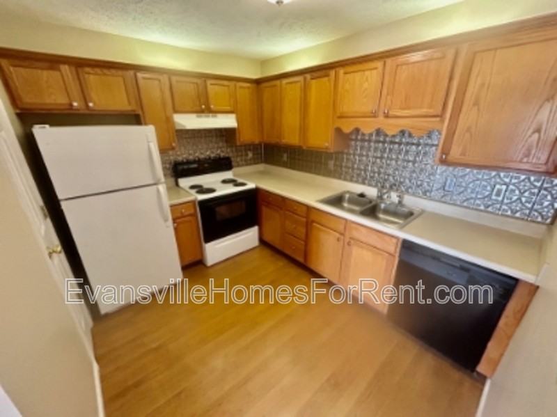 1713 N Spring St - Photo 4 of 21