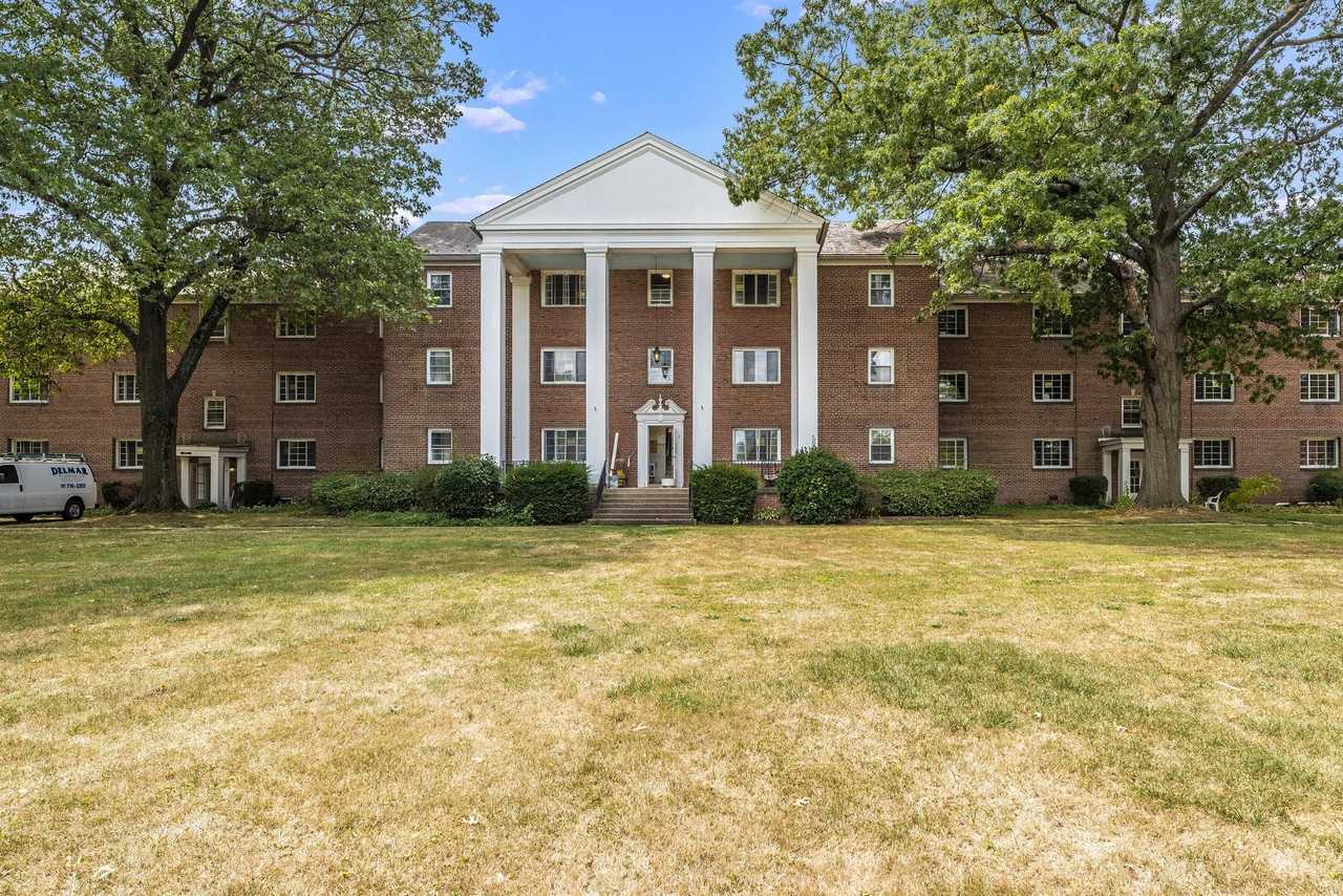 750 Carroll Parkway - Photo 2 of 18