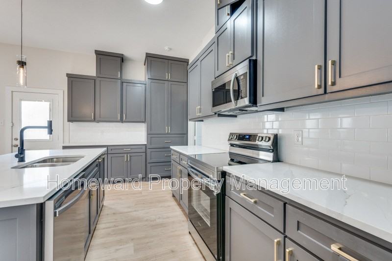 835 Stamps Ave - Photo 6 of 13