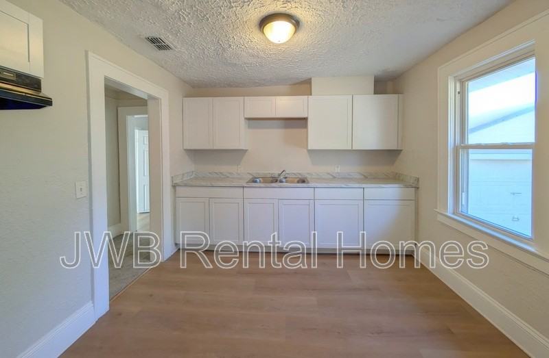 1730 Rowe Ave - Photo 4 of 19