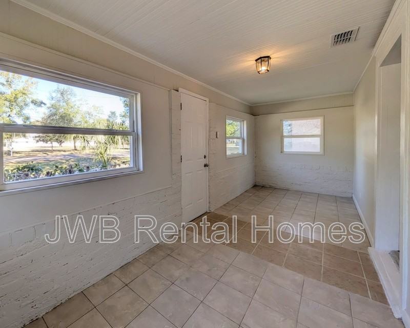 1730 Rowe Ave - Photo 5 of 19