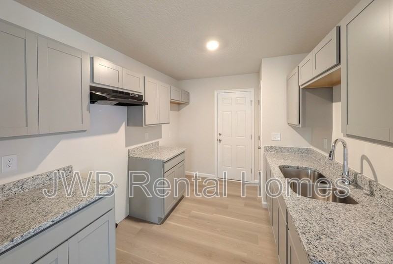 8095 Siskin Ave - Photo 4 of 18