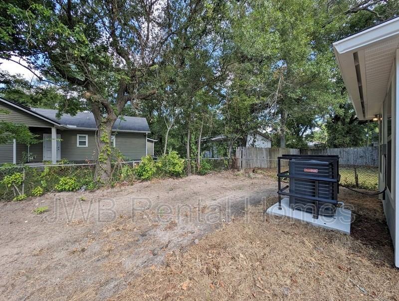 1212 Tyler St - Photo 7 of 10