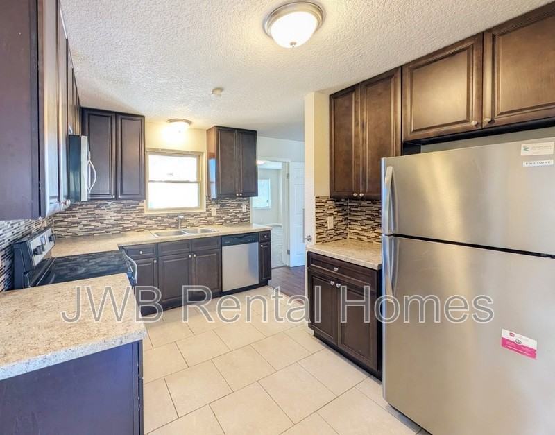 4804 Hatteras Rd - Photo 4 of 19