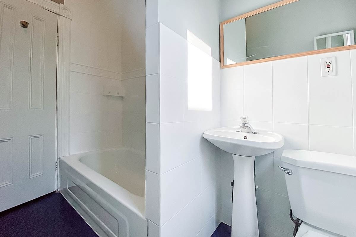 111 Gladstone Avenue - Photo 4 of 12