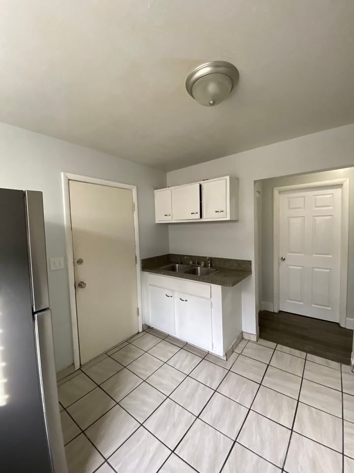 525 West Pacific Street - Photo 3 of 20