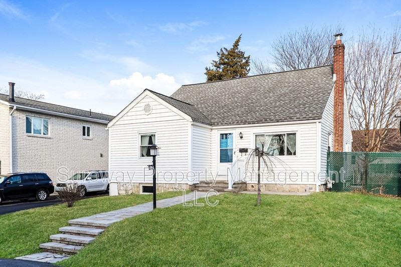 1097 Richardson Ave - Photo 3 of 20