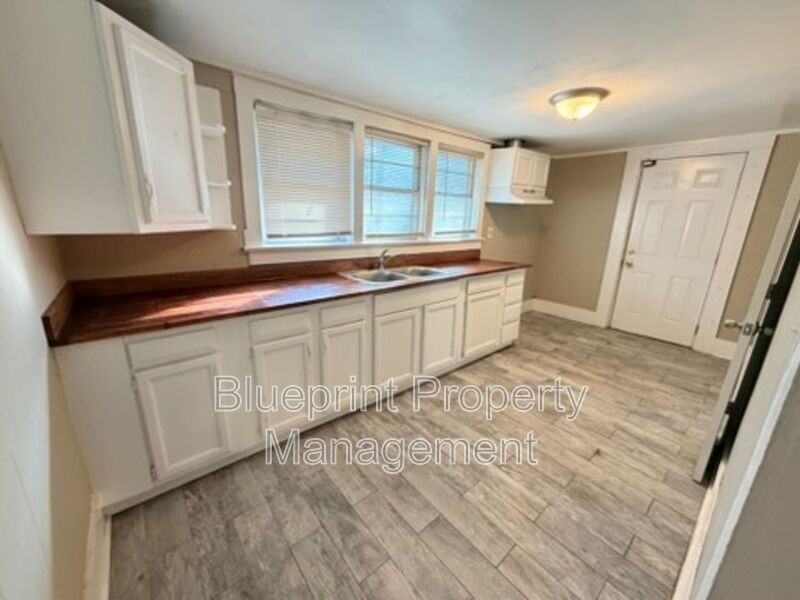 6609 Avenue O - Photo 3 of 9