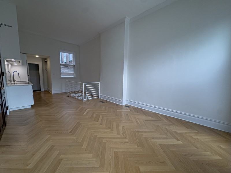 2105 Green St - Photo 4 of 23