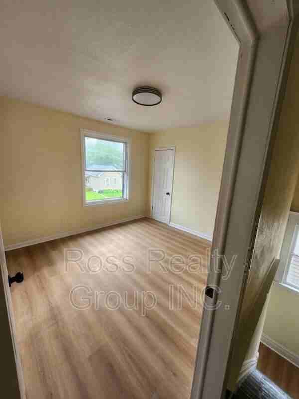 653 Oswald St - Photo 3 of 13