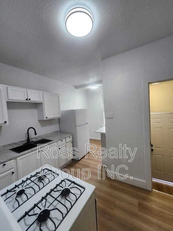 653 Oswald St - Photo 5 of 13