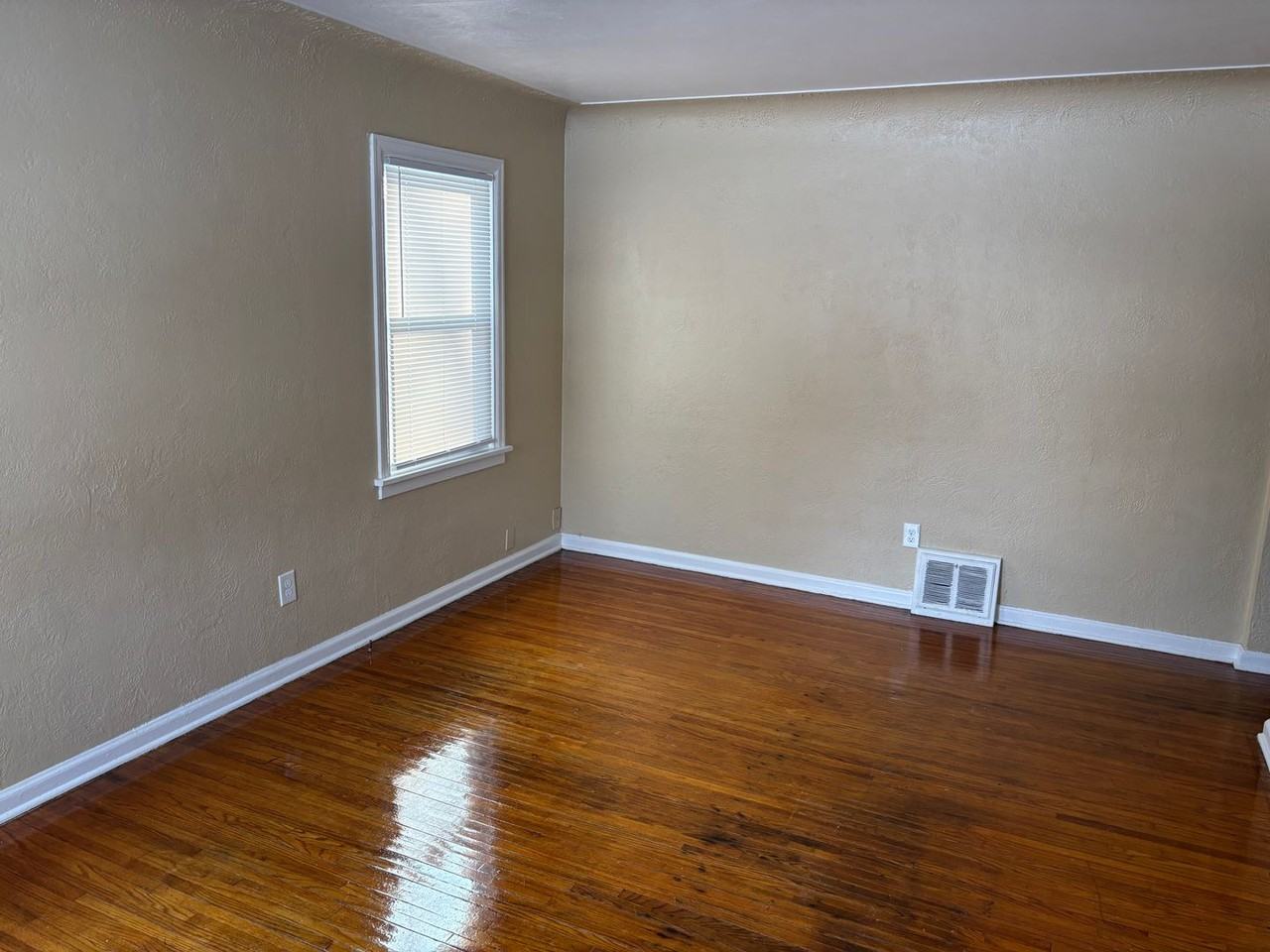 4119 Nebraska Ave - Photo 6 of 15