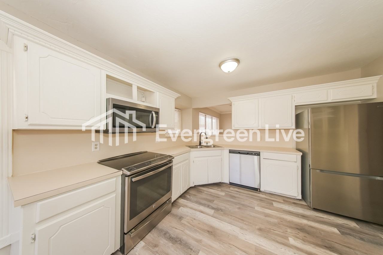 11901 Blue Moon Ave - Photo 7 of 21