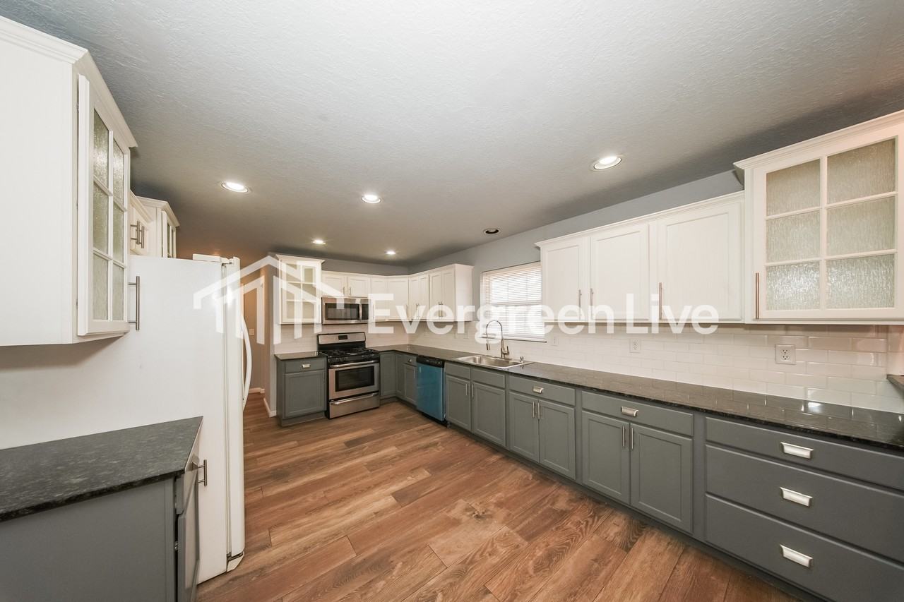 4519 Nw 8th St - Photo 7 of 16