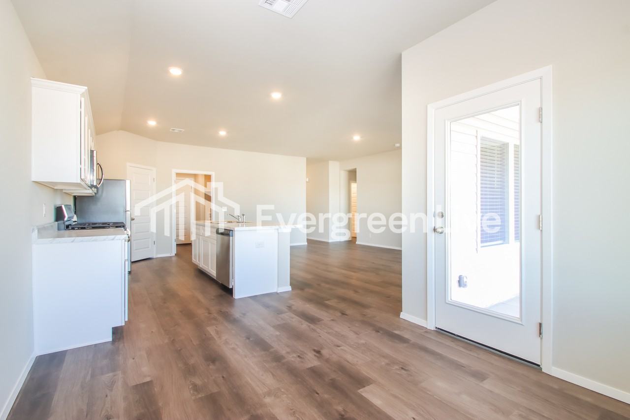 1100 W Lawton Rd - Photo 5 of 17