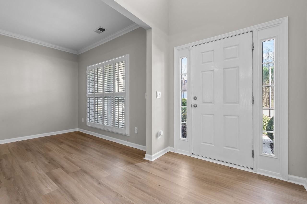 1360 Silvergate Dr - Photo 2 of 23