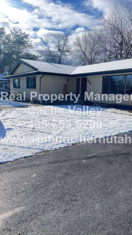 255 N 100 E - Photo 3 of 20