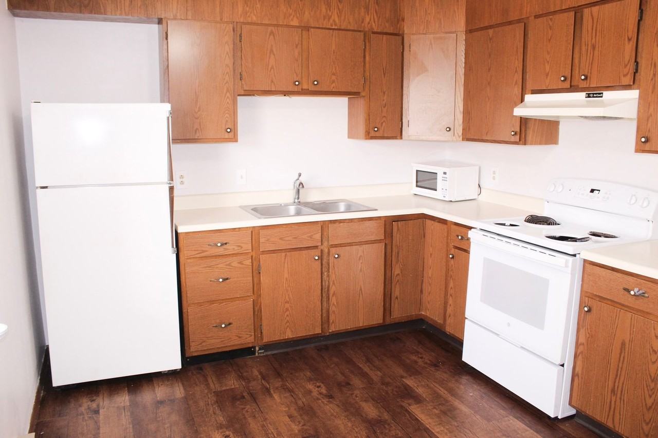 520 N Oak St - Photo 2 of 5