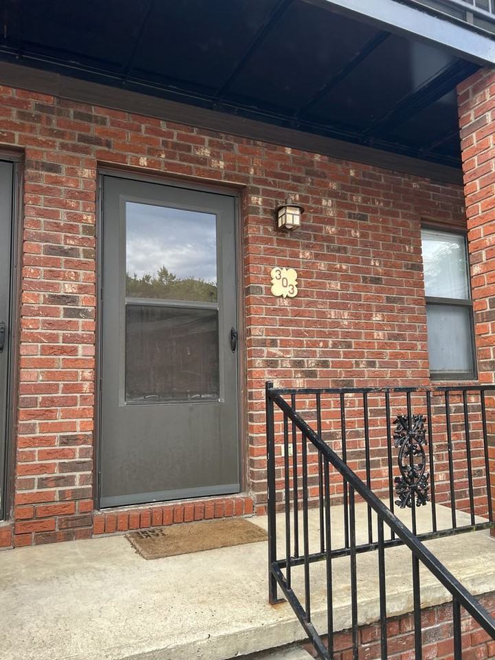 1469 W King St - Photo 2 of 22