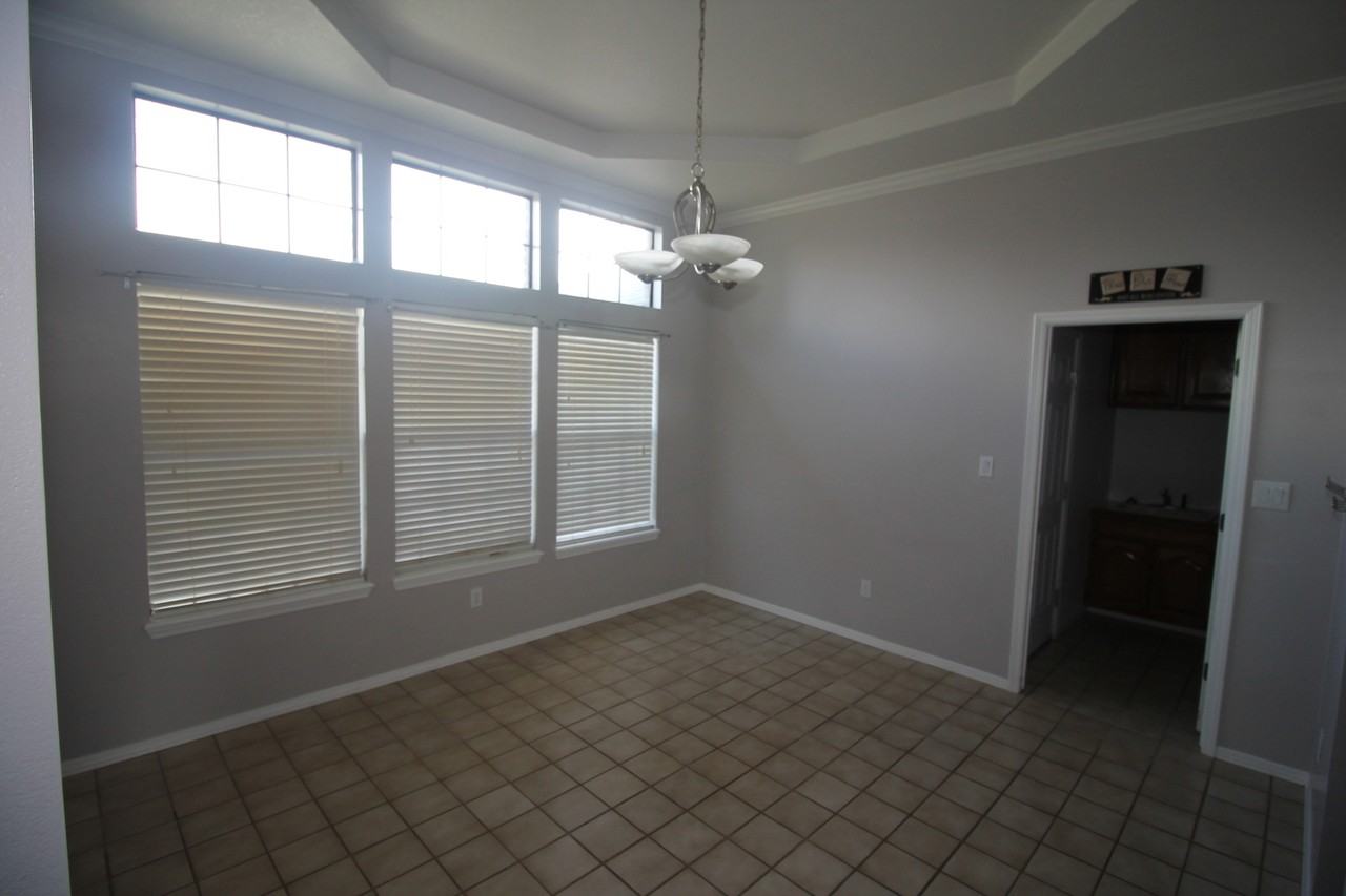 2300 Northglen Dr - Photo 4 of 20