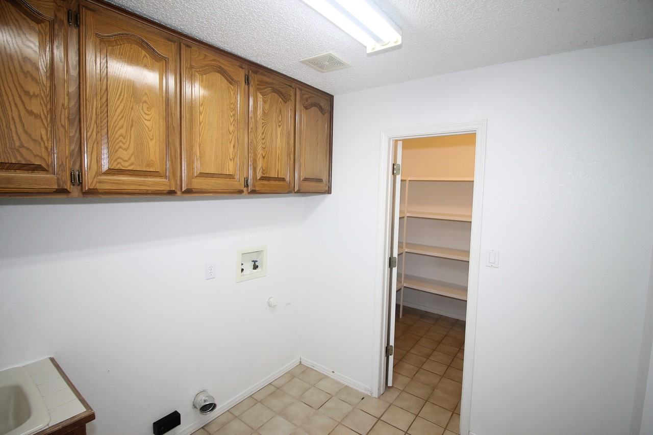 2300 Northglen Dr - Photo 6 of 20