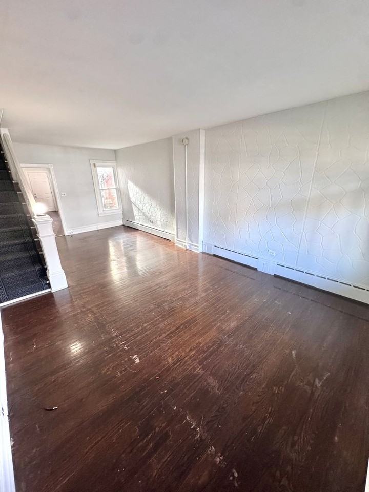 744 Saint John St - Photo 3 of 20