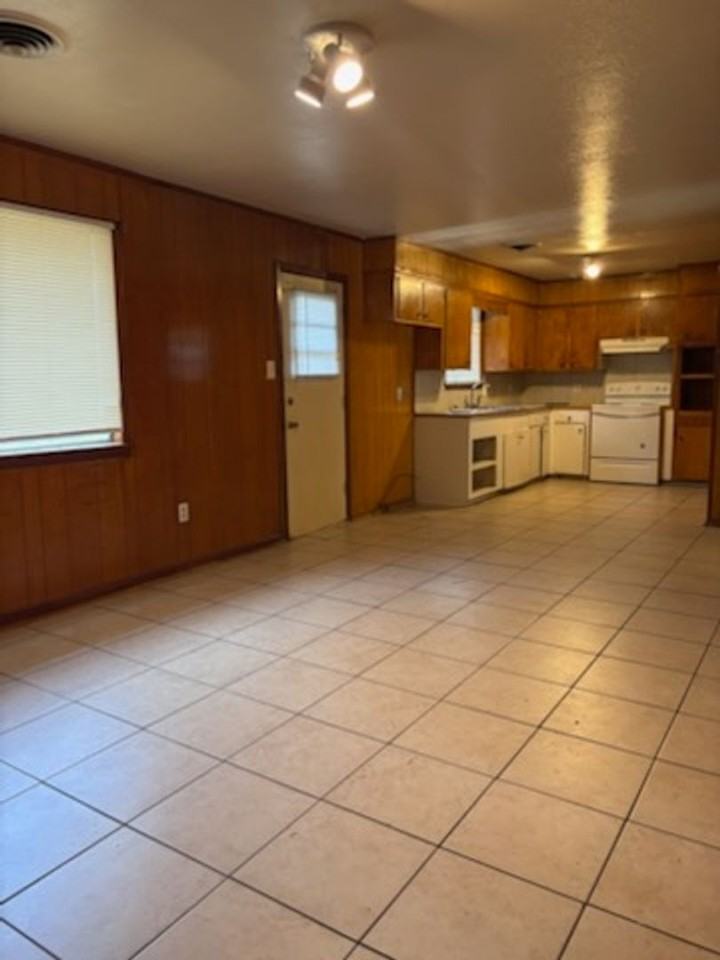 1134 Autumn St - Photo 2 of 8